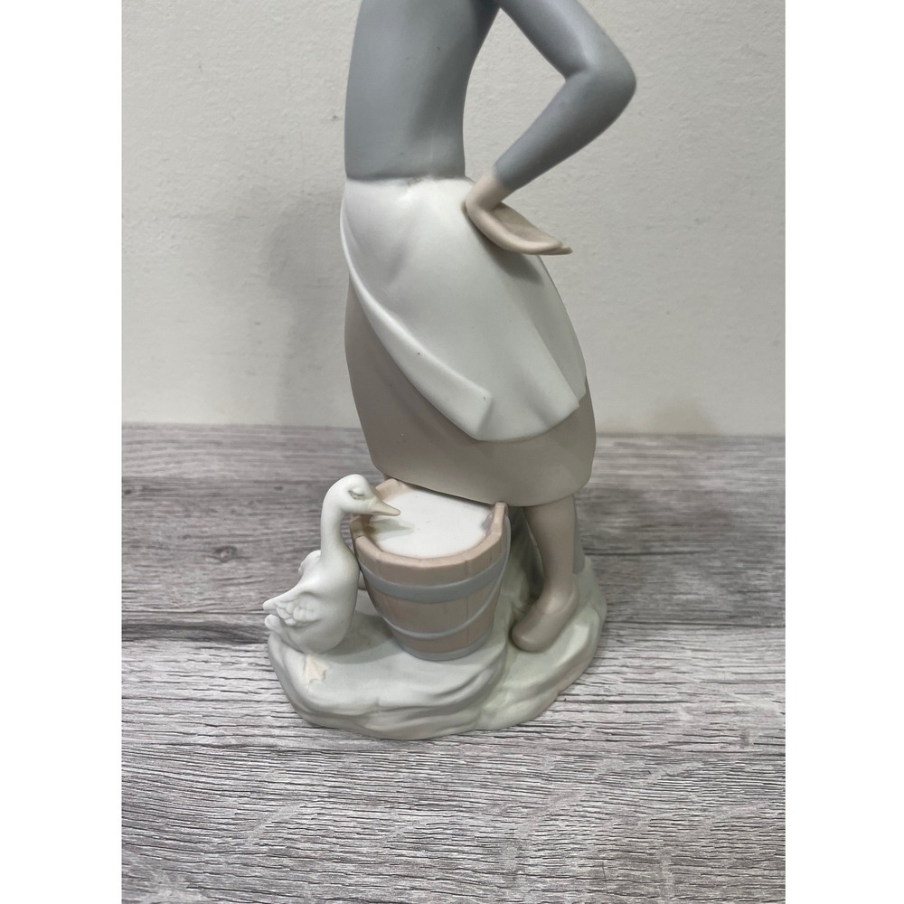 Lladro Milkmaid Girl with Milk Pail and Goose Figurine 4682 Matte 1970 - Picture 3 of 5